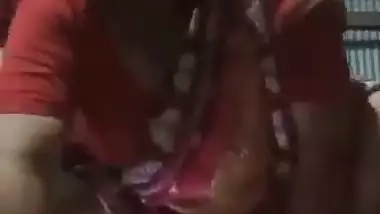 Bangla sex video of a poor aunty bouncing on a plastic bottle