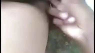 Desi couple outdoor sex MMS hot GF exposing her nude pussy