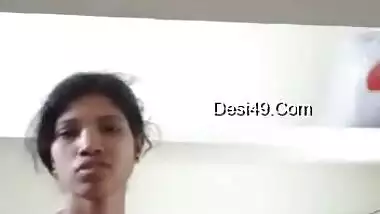 Today Exclusive- Desi Girl Showing Boobs
