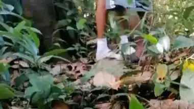 Guy enjoys GF’s pussy under a tree in Indian outdoor sex