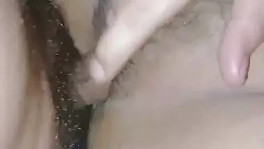 Amateur guy bangs his GF’s tight, hairy pussy and cums