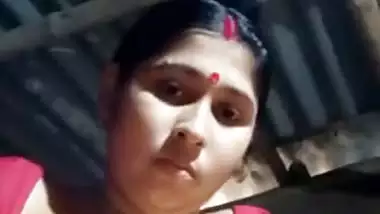 Boudi Bibastra MMS Showing Big boobs and Pussy