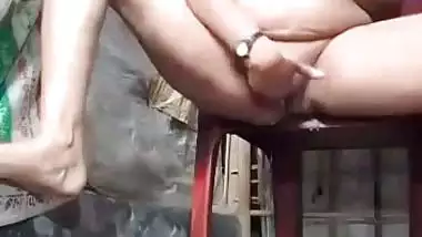 Old lady puts her hand in her cunt in desi aunty sex MMS