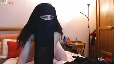 Indian takes off hijab after she rides a dildo for a while
