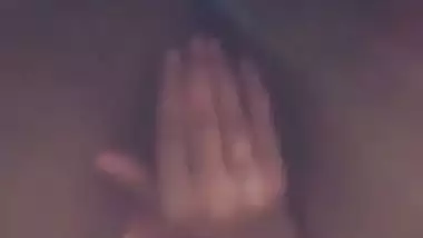 Nude desi girl shows her pink pussy in MMS