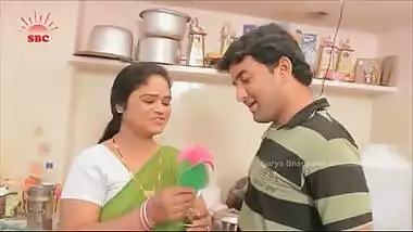 Mallu bbw aunty romances hubby’s friend in kitchen