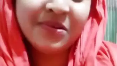 Beautiful bhabhi round boobs showing with sharp nipples