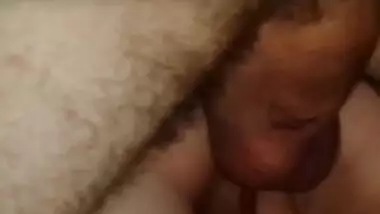 В попу подругу ебут, а я пальчиками её в пизду
