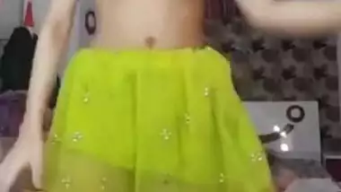Astonishing Indian bitch dancing topless on cam