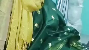 Muslim lady gives a desi blowjob to her lover
