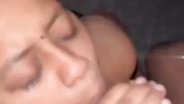 Chennai milf gives a Tamil blowjob to her lover