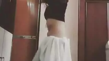 sexy desi babe with tempting naval dancing
